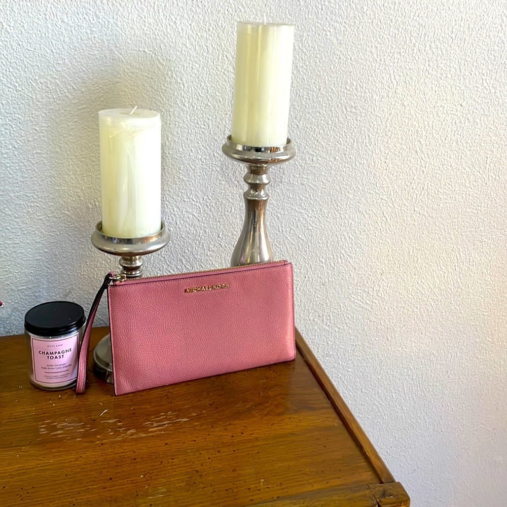 Mauve wristlet Michael Kors, gold zipper .